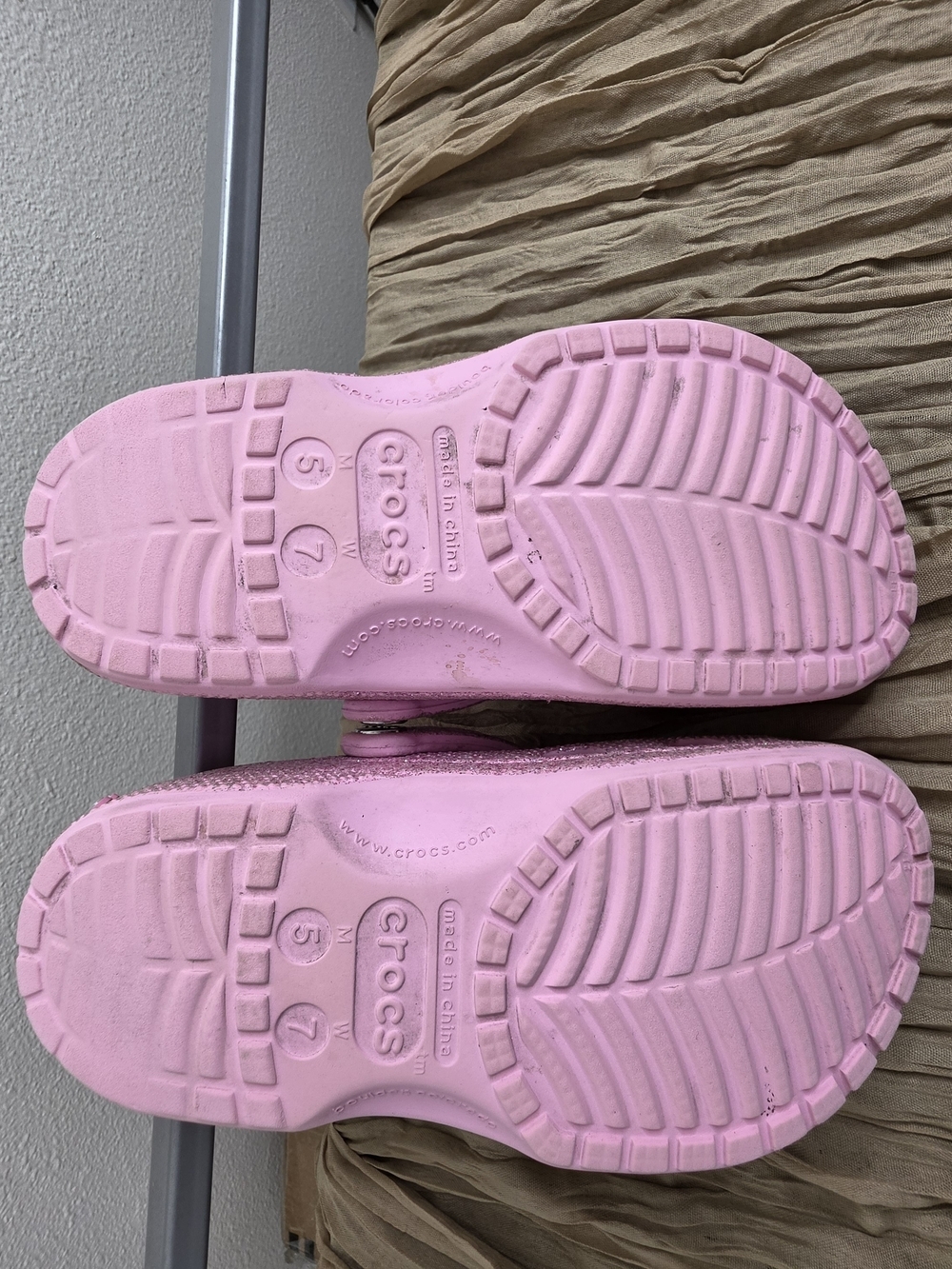 Crocs Mean Girls Pink Glitter Classic Clogs Women’s 7 Men’s 5 - Picture 12 of 16